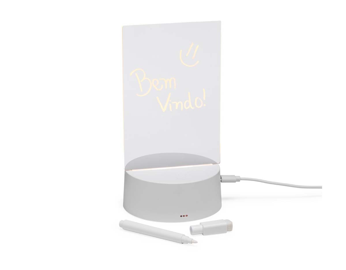 Muito mais do que uma luminária de mesa led, ela transforma qualquer ambiente, trazendo aconchego e um toque personalizado! Com sua tela acrílica 3D, é possível soltar a criatividade e deixar mensagens inspiradoras, lembretes importantes ou até desenhos fofos, tudo de um jeito prático e super divertido! Super fácil de usar, funciona com cabo USB ou 3 pilhas AAA (1.5V) não inclusas. Além disso, acompanha uma caneta plástica com apagador integrado, tornando a experiência ainda mais prática e interativa. Essa luminária é perfeita para iluminar o ambiente e deixar recadinhos incríveis do seu jeito!