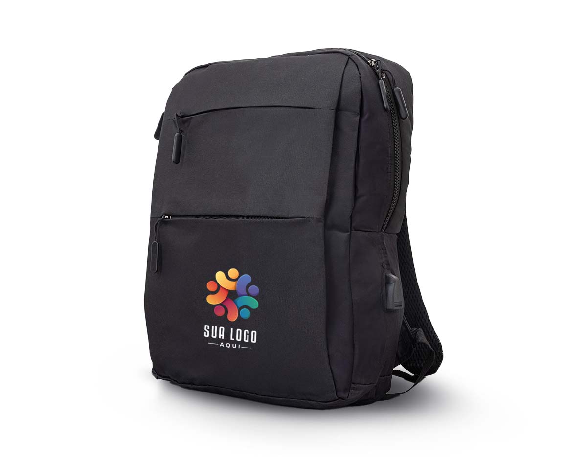 Leve tudo o que precisa com organização, sem abrir mão do conforto. Projetada para oferecer mais comodidade ao guardar os itens, nossa mochila de nylon resistente à água, com 17 litros, conta com 4 compartimentos, sendo o principal amplo, com divisórias para itens como canetas, documentos, cartões e um bolso dedicado para notebook de até 15,6. Na parte frontal, são três compartimentos, sendo um maior, ideal para guardar documentos importantes de folhas maiores. Para facilitar ainda mais a rotina, ela possui um bolso lateral, perfeito para garrafas ou itens menores, além de uma entrada USB, garantindo mais praticidade para manter seus dispositivos sempre carregados. Essa mochila é tudo o que precisa para acompanhar seu ritmo e manter tudo no lugar, aonde quer que você vá.