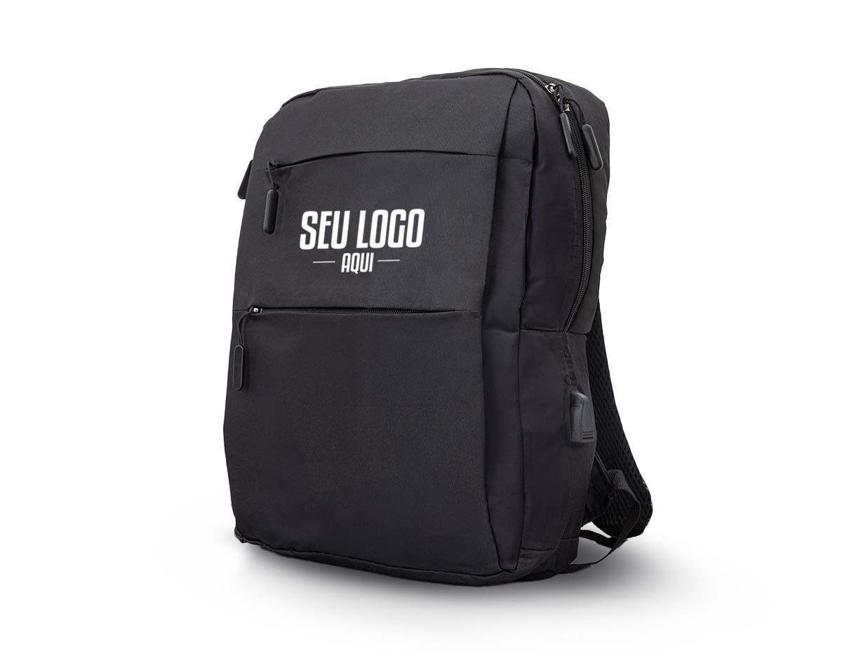 Leve tudo o que precisa com organização, sem abrir mão do conforto. Projetada para oferecer mais comodidade ao guardar os itens, nossa mochila de nylon resistente à água, com 17 litros, conta com 4 compartimentos, sendo o principal amplo, com divisórias para itens como canetas, documentos, cartões e um bolso dedicado para notebook de até 15,6. Na parte frontal, são três compartimentos, sendo um maior, ideal para guardar documentos importantes de folhas maiores. Para facilitar ainda mais a rotina, ela possui um bolso lateral, perfeito para garrafas ou itens menores, além de uma entrada USB, garantindo mais praticidade para manter seus dispositivos sempre carregados. Essa mochila é tudo o que precisa para acompanhar seu ritmo e manter tudo no lugar, aonde quer que você vá.