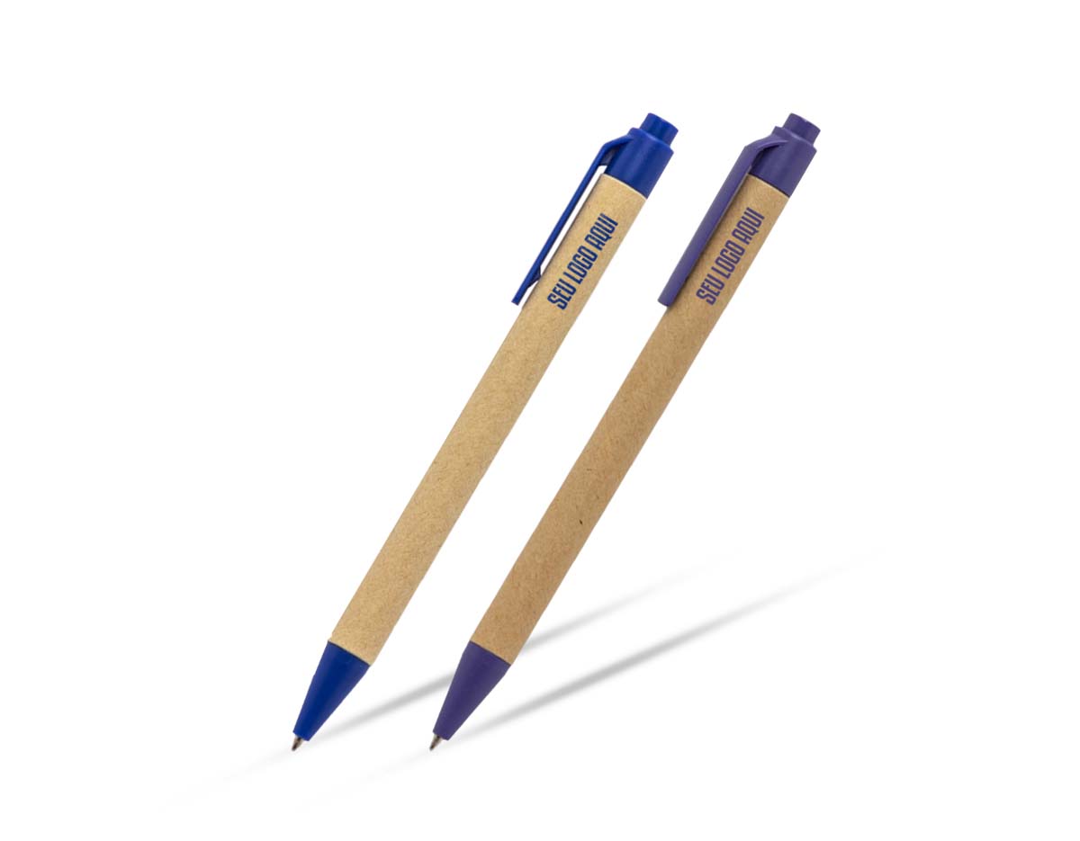 A caneta é feita de papelão, com detalhes plásticos que proporcionam um design simples e funcional. Possui carga esferográfica azul, garantindo uma escrita suave e de qualidade. O acionamento é feito por clique, oferecendo praticidade no uso diário. Ideal para quem busca um item de escrita acessível e eficiente.