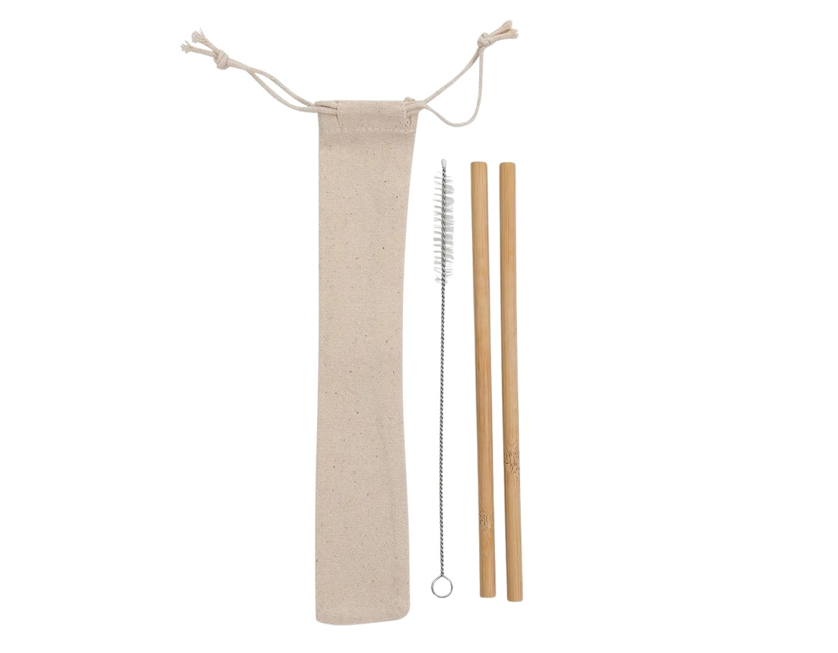Esse kit oferece uma opção sustentável aos canudos descartáveis, ajudando a diminuir o uso de plástico no dia a dia. São 2 canudos de bambu, duráveis e naturais, acompanhados de uma escova de limpeza com ponteira plástica para que você possa reutilizá-los sempre que quiser. Tudo isso em um estojo de algodão reciclado com ajuste, perfeito para manter seus canudos sempre à mão e bem protegidos.