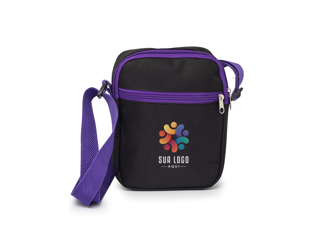 Bolsa de ombro em nylon, resistente e estilosa, com dois compartimentos espaçosos. O principal conta com um bolso interno telado para melhor organização. Possui alça ajustável para maior conforto e versatilidade.