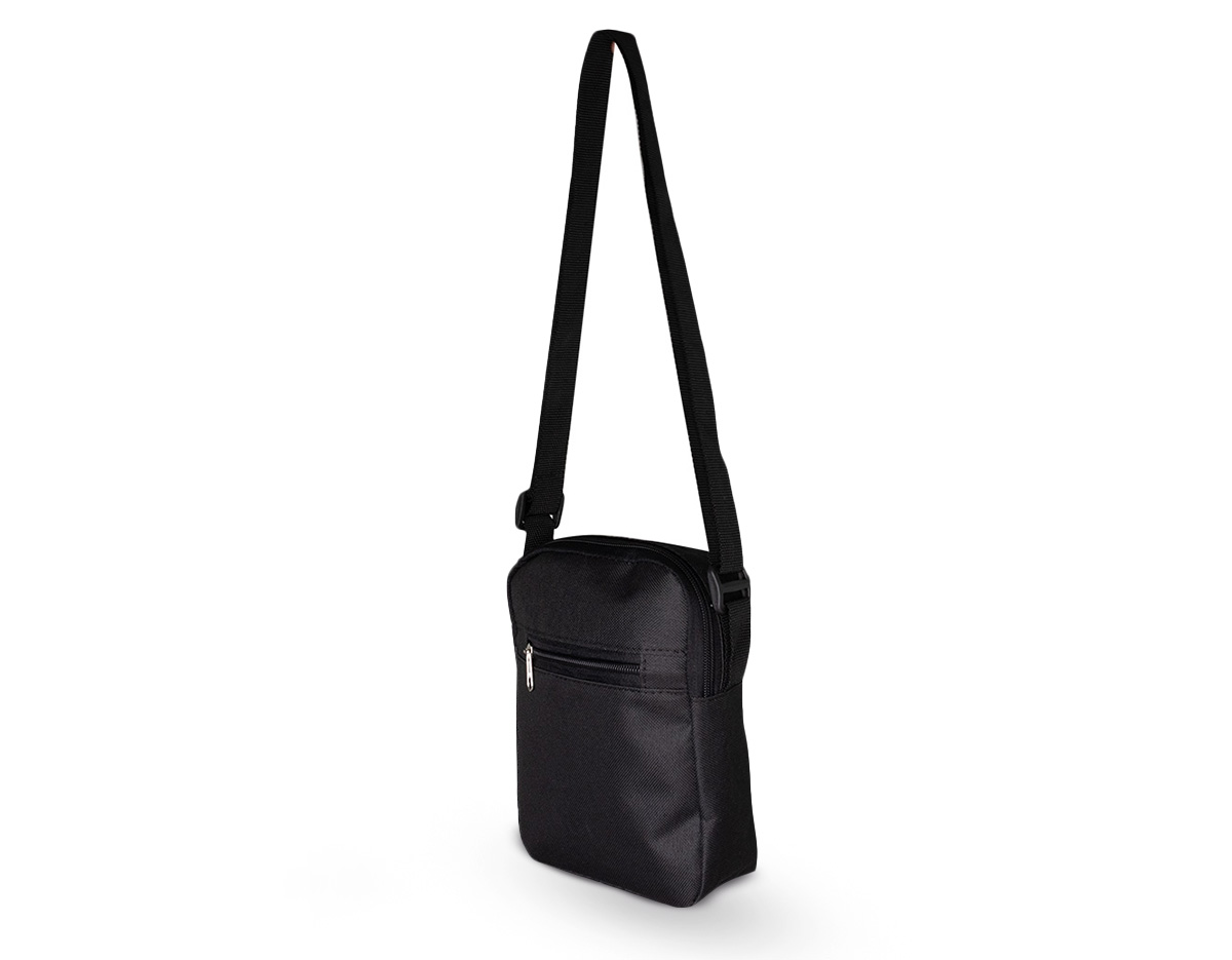 Bolsa de ombro em nylon, resistente e estilosa, com dois compartimentos espaçosos. O principal conta com um bolso interno telado para melhor organização. Possui alça ajustável para maior conforto e versatilidade.