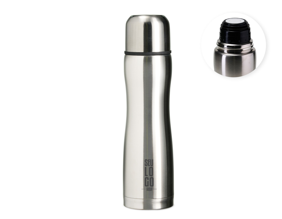 Garrafa térmica de 700ml, fabricada em inox 304, com tampa rosqueável de inox que também pode ser usada como copo. A tampa interna em plástico resistente permite abertura e fechamento com um clique. Seu design robusto e todo em inox trazem modernidade e praticidade, mantendo suas bebidas na temperatura ideal.