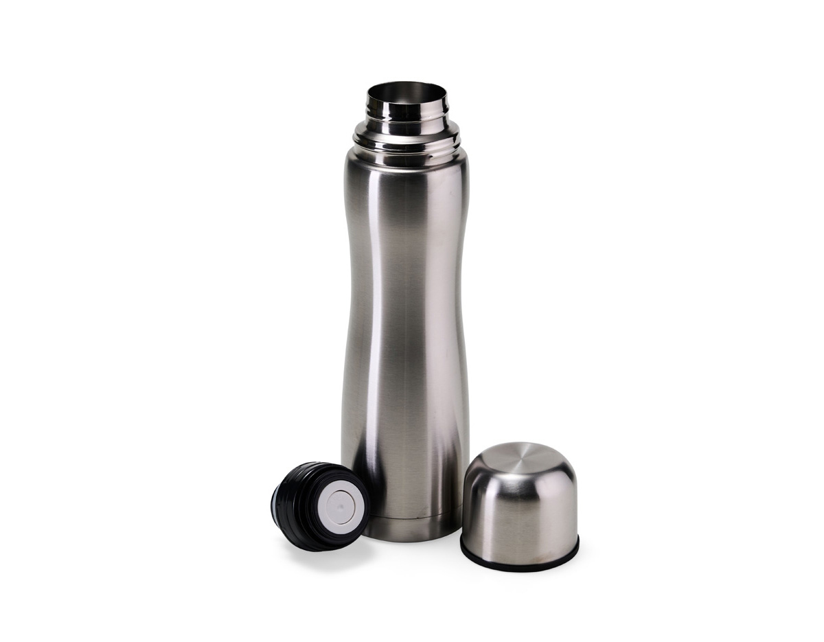 Garrafa térmica de 700ml, fabricada em inox 304, com tampa rosqueável de inox que também pode ser usada como copo. A tampa interna em plástico resistente permite abertura e fechamento com um clique. Seu design robusto e todo em inox trazem modernidade e praticidade, mantendo suas bebidas na temperatura ideal.