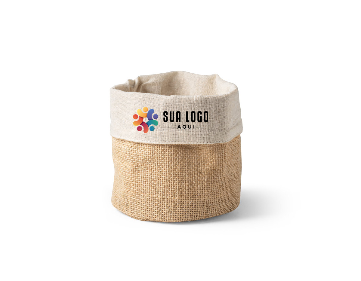 "Sacola multiuso fabricada em juta e algodão (260g/m²), combinando resistência e sustentabilidade. Versátil, pode ser usada como vaso para plantas, agregando um toque rústico e elegante à decoração, ou como bolsa de arrumação para organizar objetos com praticidade. Com dimensões de Ø180 x 130 mm, é compacta e funcional, sendo uma excelente opção para quem busca estilo e utilidade no dia a dia