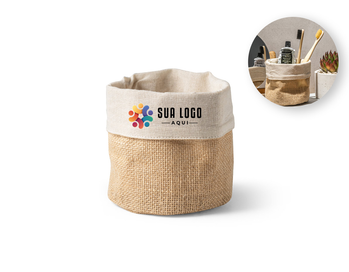 "Sacola multiuso fabricada em juta e algodão (260g/m²), combinando resistência e sustentabilidade. Versátil, pode ser usada como vaso para plantas, agregando um toque rústico e elegante à decoração, ou como bolsa de arrumação para organizar objetos com praticidade. Com dimensões de Ø180 x 130 mm, é compacta e funcional, sendo uma excelente opção para quem busca estilo e utilidade no dia a dia
