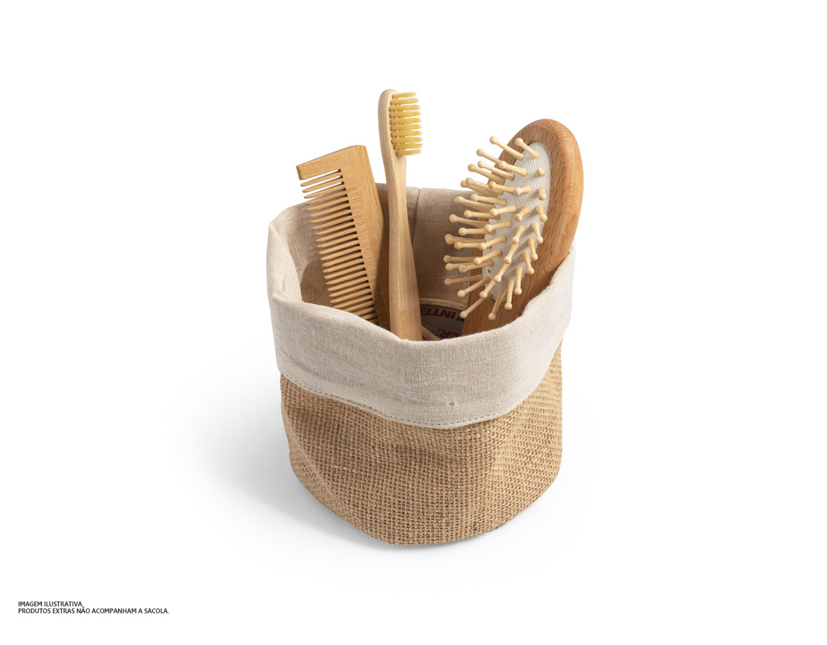 "Sacola multiuso fabricada em juta e algodão (260g/m²), combinando resistência e sustentabilidade. Versátil, pode ser usada como vaso para plantas, agregando um toque rústico e elegante à decoração, ou como bolsa de arrumação para organizar objetos com praticidade. Com dimensões de Ø180 x 130 mm, é compacta e funcional, sendo uma excelente opção para quem busca estilo e utilidade no dia a dia