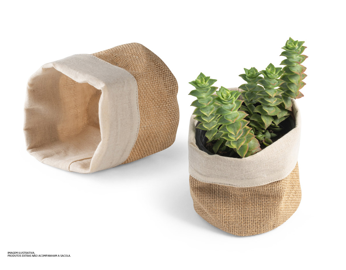 "Sacola multiuso fabricada em juta e algodão (260g/m²), combinando resistência e sustentabilidade. Versátil, pode ser usada como vaso para plantas, agregando um toque rústico e elegante à decoração, ou como bolsa de arrumação para organizar objetos com praticidade. Com dimensões de Ø180 x 130 mm, é compacta e funcional, sendo uma excelente opção para quem busca estilo e utilidade no dia a dia