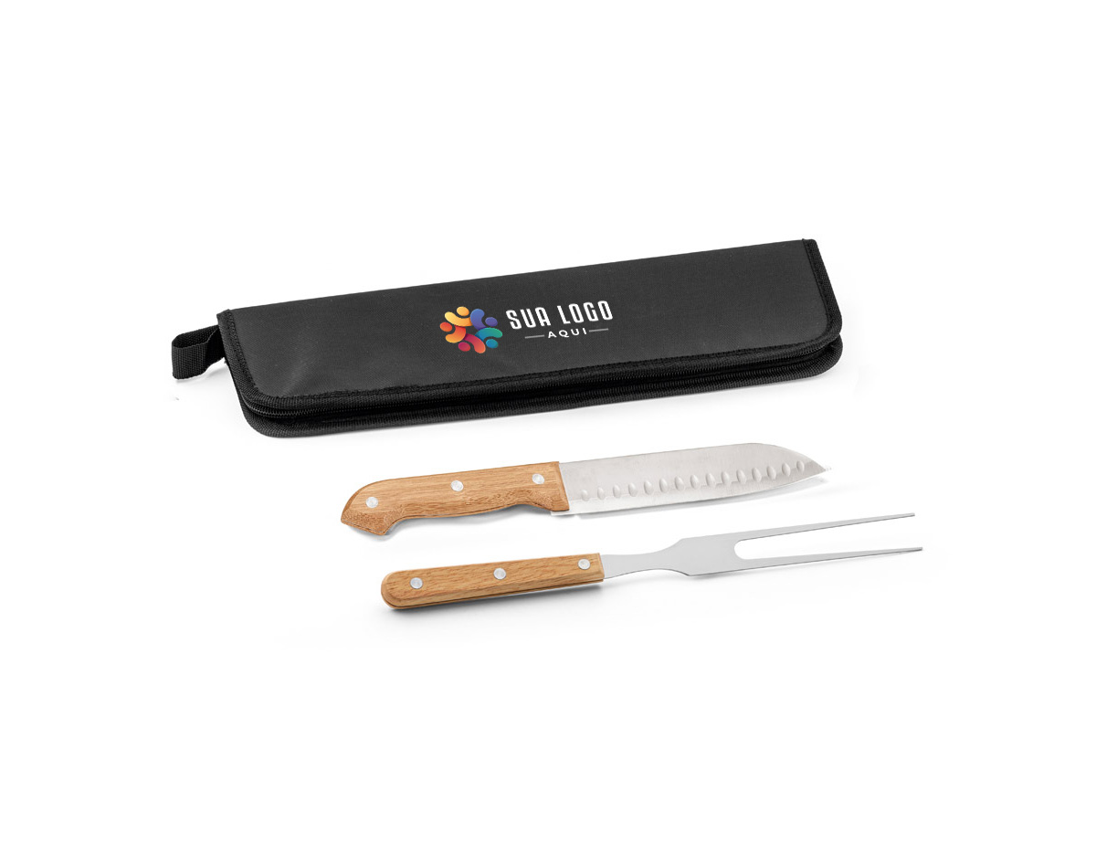 Kit churrasco com estojo em 210D. Composto por 2 utensílios : garfo e faca japonesa em aço inox com cabos em madeira. Certificação EU Food Grade. A cor e o resultado da impressão nos materiais naturais pode variar entre produtos. Garfo: 300 mm | Faca Japonesa: 285 mm | Dimensão da mala: 350x130x20mm
