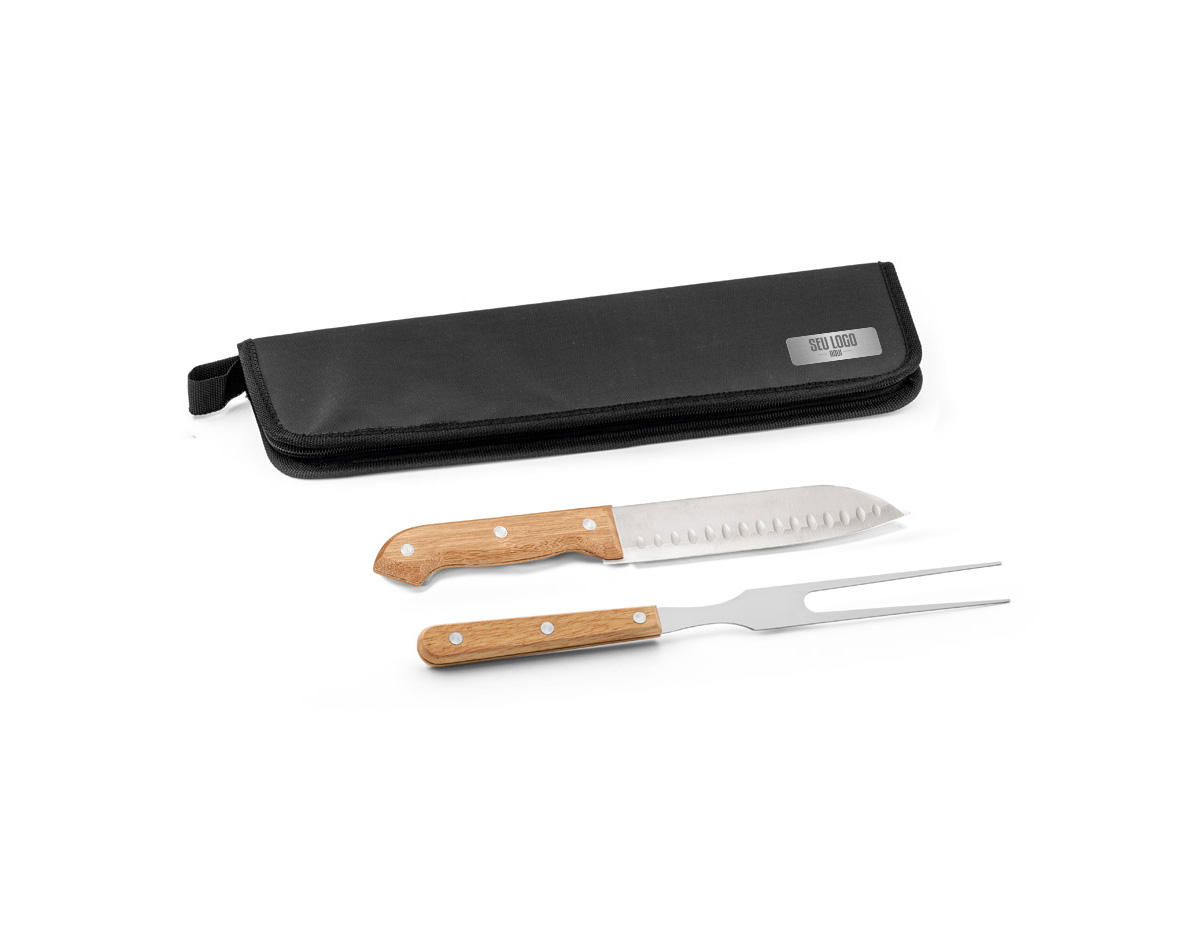 Kit churrasco com estojo em 210D. Composto por 2 utensílios : garfo e faca japonesa em aço inox com cabos em madeira. Certificação EU Food Grade. A cor e o resultado da impressão nos materiais naturais pode variar entre produtos. Garfo: 300 mm | Faca Japonesa: 285 mm | Dimensão da mala: 350x130x20mm