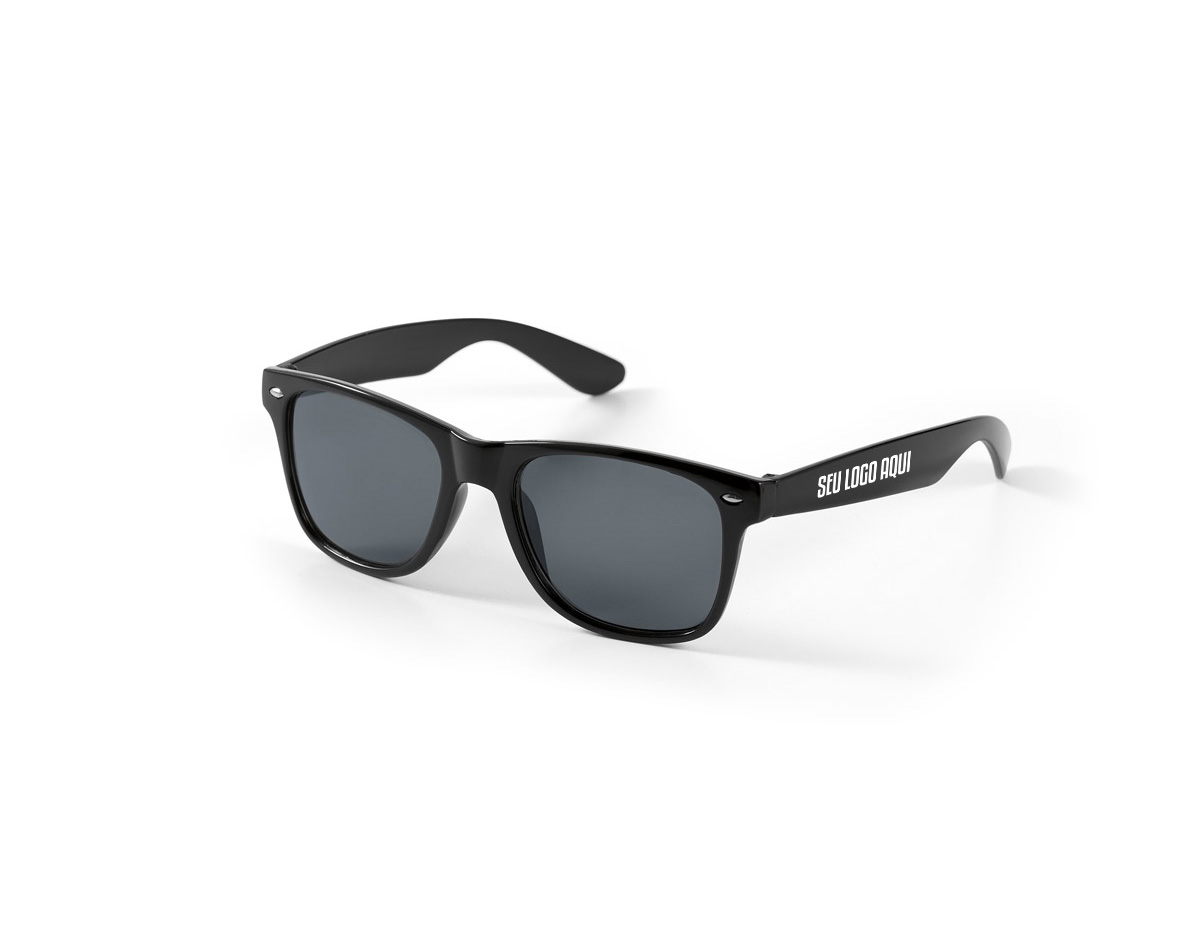 Óculos de sol em PC com lentes de categoria 3 e proteção UV400, proporcionando alta proteção contra os raios solares. Em conformidade com as normas EN ISO 12312-1, garante segurança e qualidade para o uso diário. Leve, resistente e confortável, é ideal para diversas ocasiões, combinando estilo e funcionalidade. Perfeito para quem busca um acessório moderno e eficiente para a proteção ocular.
