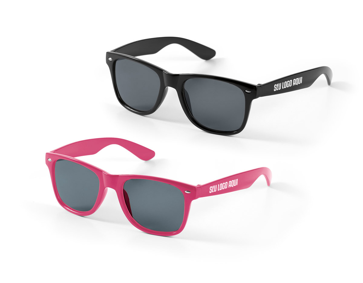 Óculos de sol em PC com lentes de categoria 3 e proteção UV400, proporcionando alta proteção contra os raios solares. Em conformidade com as normas EN ISO 12312-1, garante segurança e qualidade para o uso diário. Leve, resistente e confortável, é ideal para diversas ocasiões, combinando estilo e funcionalidade. Perfeito para quem busca um acessório moderno e eficiente para a proteção ocular.