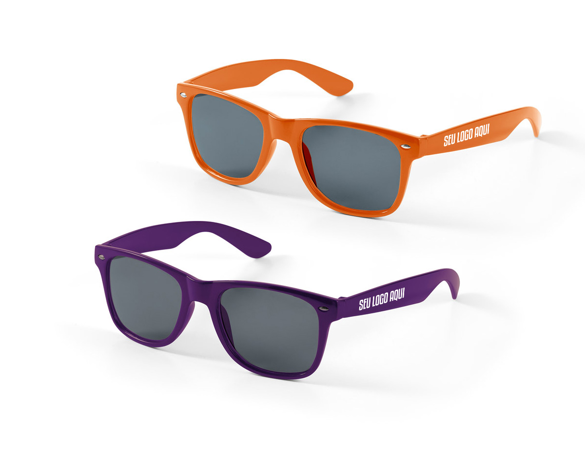 Óculos de sol em PC com lentes de categoria 3 e proteção UV400, proporcionando alta proteção contra os raios solares. Em conformidade com as normas EN ISO 12312-1, garante segurança e qualidade para o uso diário. Leve, resistente e confortável, é ideal para diversas ocasiões, combinando estilo e funcionalidade. Perfeito para quem busca um acessório moderno e eficiente para a proteção ocular.