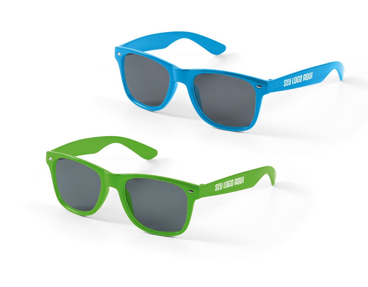 Óculos de sol em PC com lentes de categoria 3 e proteção UV400, proporcionando alta proteção contra os raios solares. Em conformidade com as normas EN ISO 12312-1, garante segurança e qualidade para o uso diário. Leve, resistente e confortável, é ideal para diversas ocasiões, combinando estilo e funcionalidade. Perfeito para quem busca um acessório moderno e eficiente para a proteção ocular.