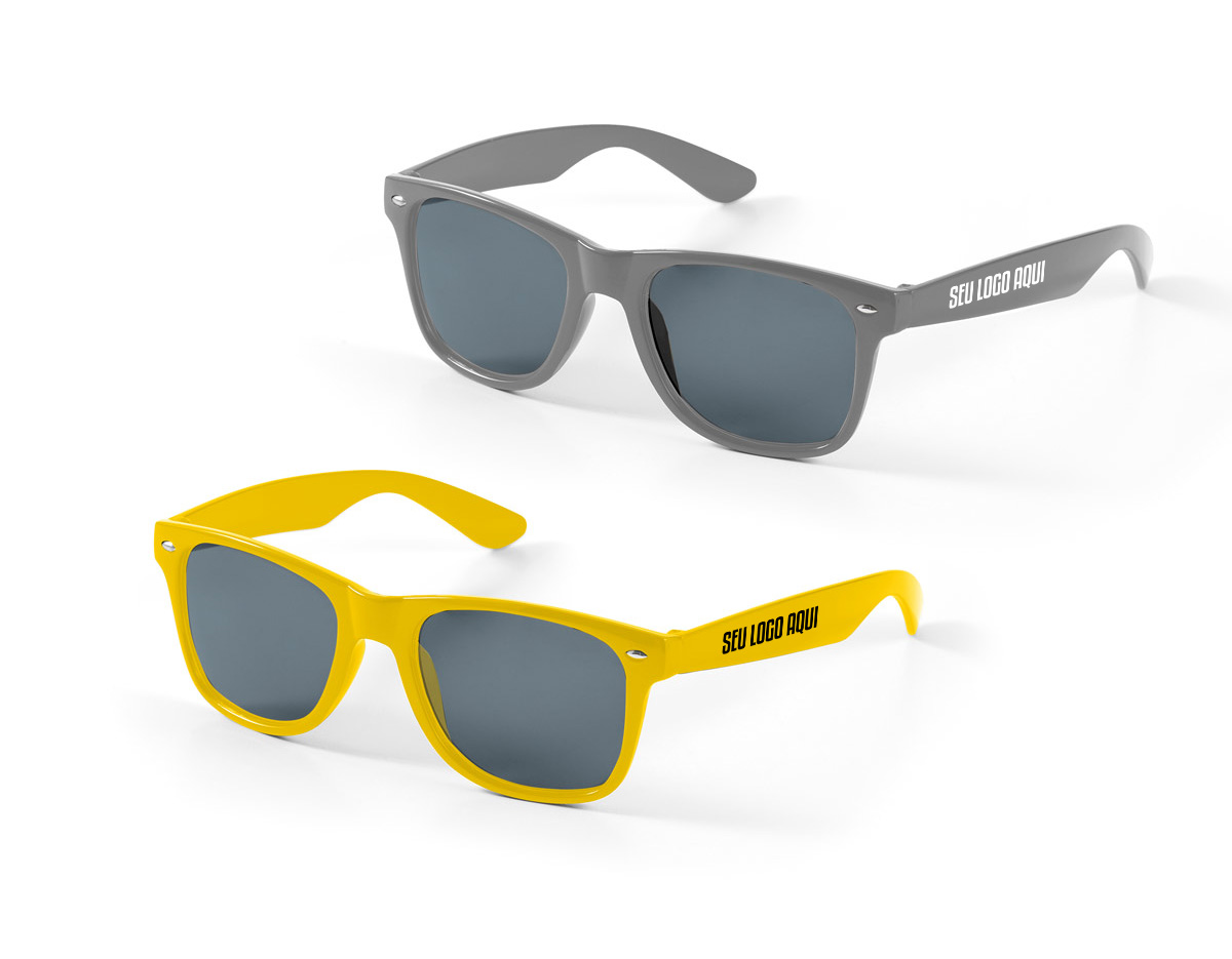 Óculos de sol em PC com lentes de categoria 3 e proteção UV400, proporcionando alta proteção contra os raios solares. Em conformidade com as normas EN ISO 12312-1, garante segurança e qualidade para o uso diário. Leve, resistente e confortável, é ideal para diversas ocasiões, combinando estilo e funcionalidade. Perfeito para quem busca um acessório moderno e eficiente para a proteção ocular.