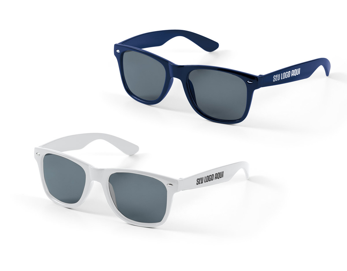 Óculos de sol em PC com lentes de categoria 3 e proteção UV400, proporcionando alta proteção contra os raios solares. Em conformidade com as normas EN ISO 12312-1, garante segurança e qualidade para o uso diário. Leve, resistente e confortável, é ideal para diversas ocasiões, combinando estilo e funcionalidade. Perfeito para quem busca um acessório moderno e eficiente para a proteção ocular.