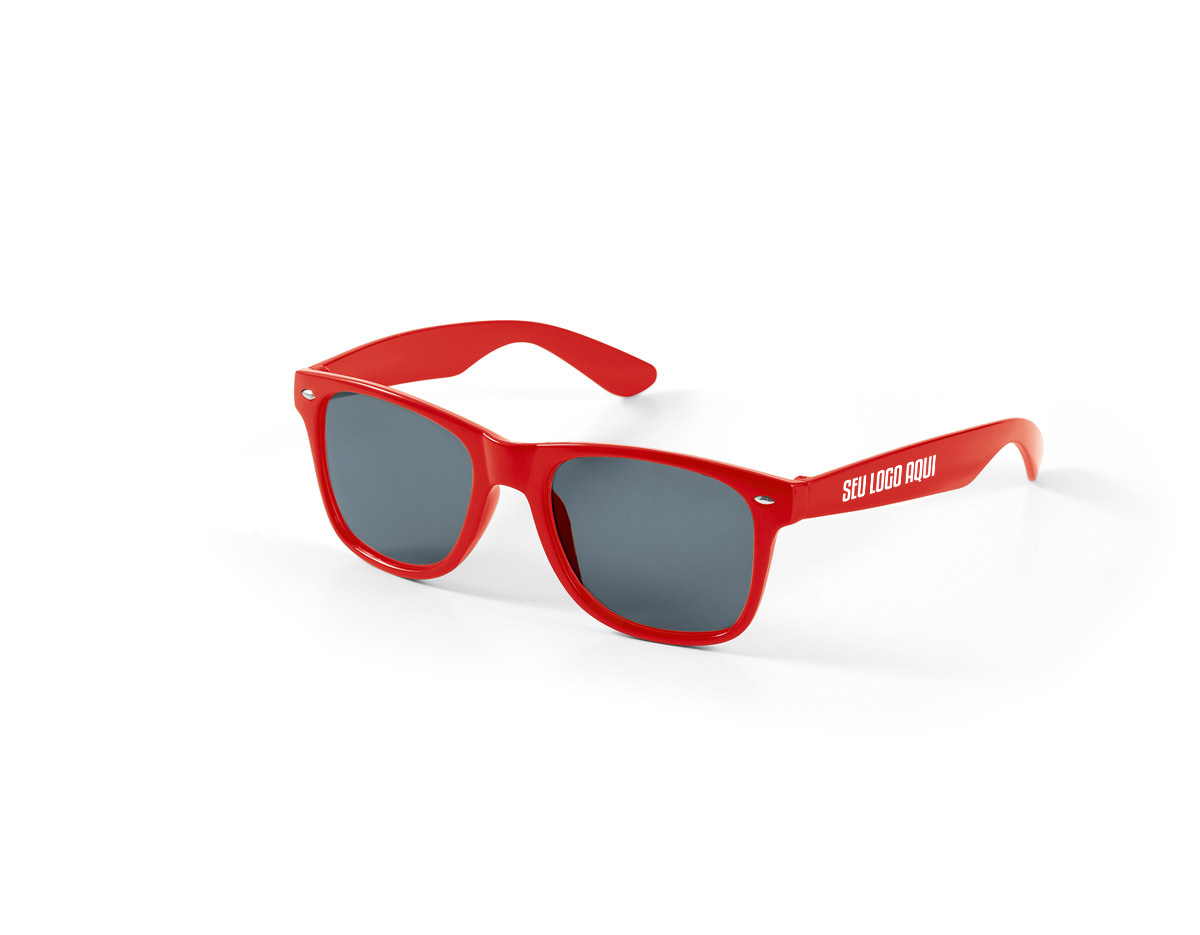 Óculos de sol em PC com lentes de categoria 3 e proteção UV400, proporcionando alta proteção contra os raios solares. Em conformidade com as normas EN ISO 12312-1, garante segurança e qualidade para o uso diário. Leve, resistente e confortável, é ideal para diversas ocasiões, combinando estilo e funcionalidade. Perfeito para quem busca um acessório moderno e eficiente para a proteção ocular.