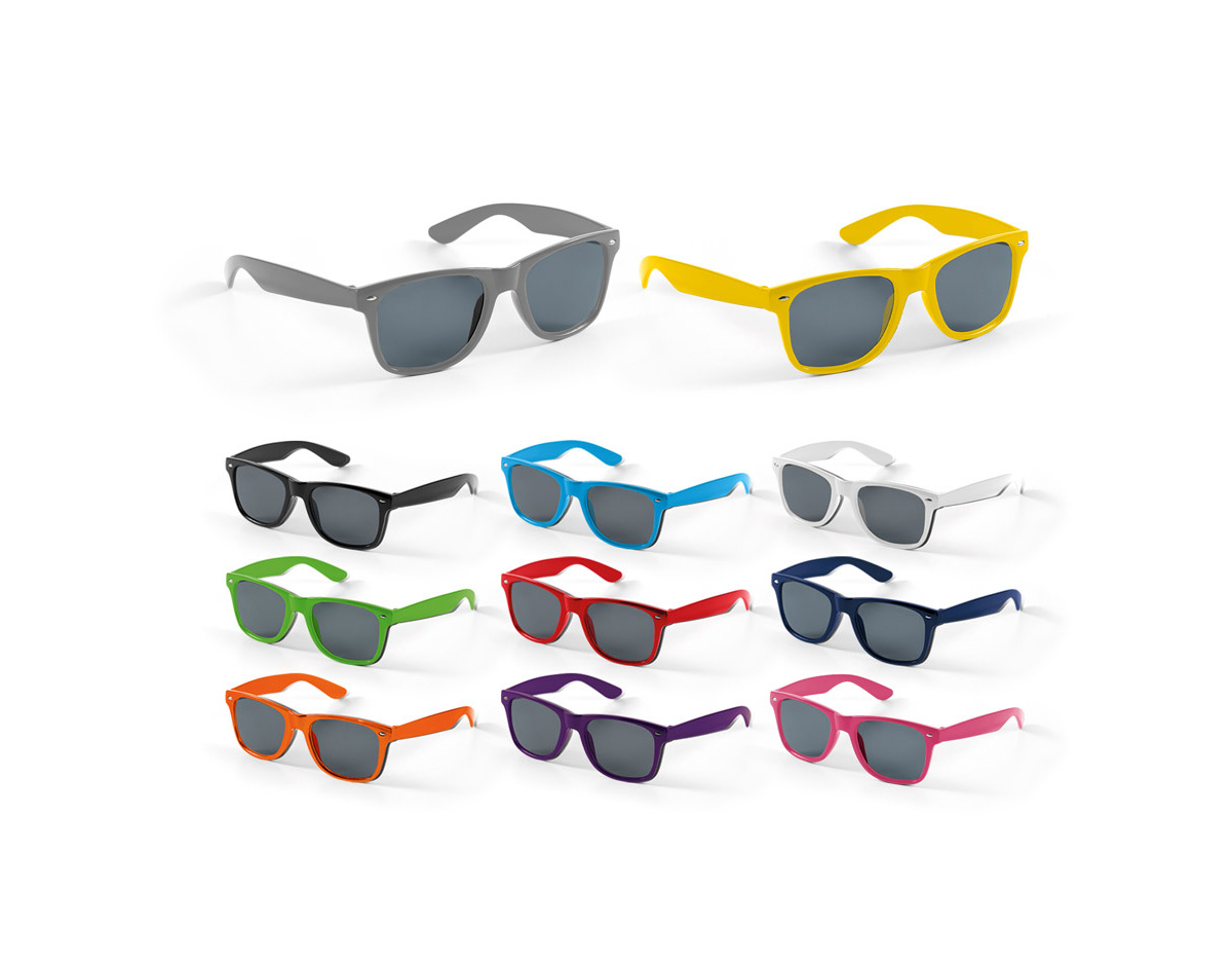 Óculos de sol em PC com lentes de categoria 3 e proteção UV400, proporcionando alta proteção contra os raios solares. Em conformidade com as normas EN ISO 12312-1, garante segurança e qualidade para o uso diário. Leve, resistente e confortável, é ideal para diversas ocasiões, combinando estilo e funcionalidade. Perfeito para quem busca um acessório moderno e eficiente para a proteção ocular.