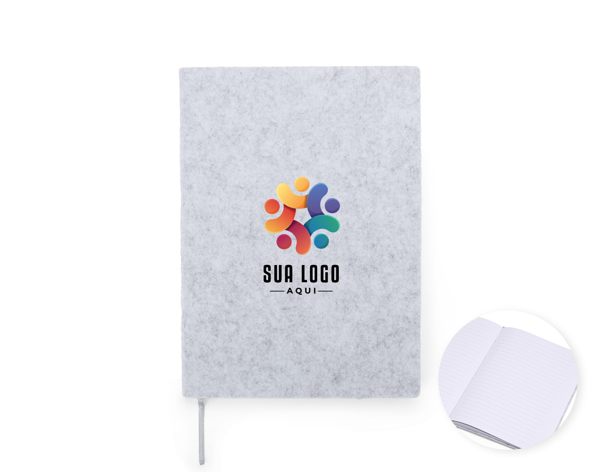 Confira a sofisticação e o conforto deste caderno em feltro, feito para tornar as anotações ainda mais eficientes assim que as ideias surgem. Com 96 folhas pautadas e uma fita de cetim para marcar páginas favoritas, ele é ideal para organizar ideias, compromissos e inspirações.