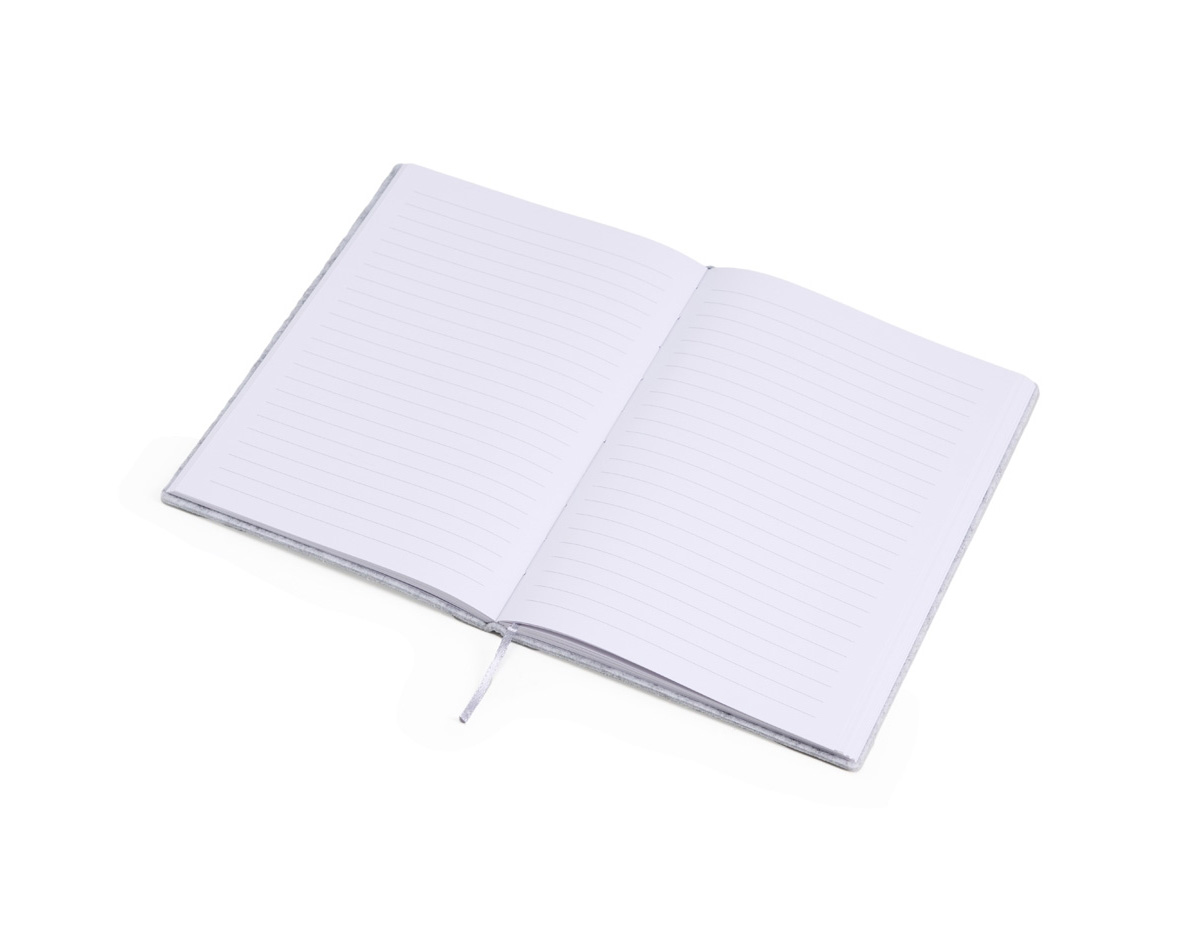 Confira a sofisticação e o conforto deste caderno em feltro, feito para tornar as anotações ainda mais eficientes assim que as ideias surgem. Com 96 folhas pautadas e uma fita de cetim para marcar páginas favoritas, ele é ideal para organizar ideias, compromissos e inspirações.
