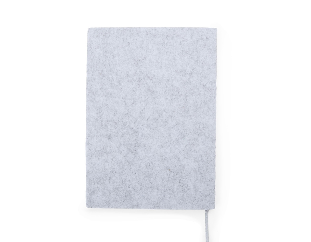 Confira a sofisticação e o conforto deste caderno em feltro, feito para tornar as anotações ainda mais eficientes assim que as ideias surgem. Com 96 folhas pautadas e uma fita de cetim para marcar páginas favoritas, ele é ideal para organizar ideias, compromissos e inspirações.