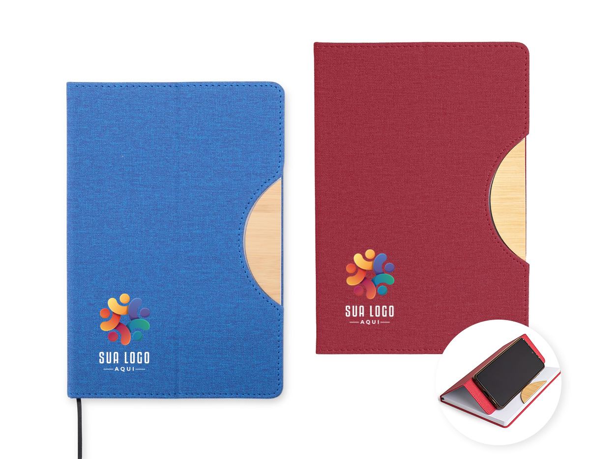 A nossa caderneta traz funcionalidade e estilo em um design leve e prático. Feita em rPET, com cerca de 96 folhas brancas pautadas, é perfeita para anotações, e conta com um suporte na capa feito de papelão, com revestimento similar ao bambu, ideal para manter o aparelho celular firme. A capa dobrável e flexível facilita o transporte, e o marcador de página em cetim agrega um toque de sofisticação.