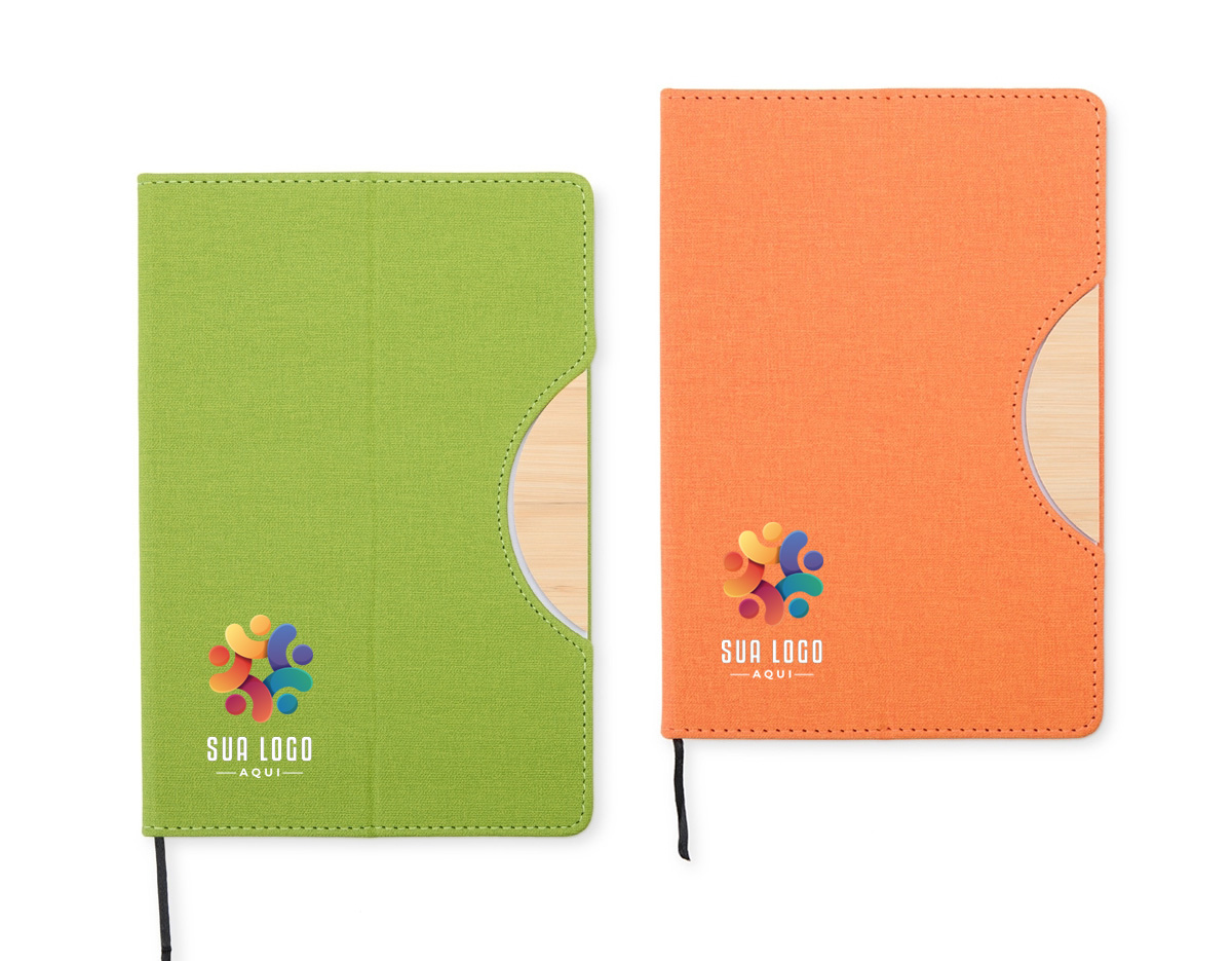 A nossa caderneta traz funcionalidade e estilo em um design leve e prático. Feita em rPET, com cerca de 96 folhas brancas pautadas, é perfeita para anotações, e conta com um suporte na capa feito de papelão, com revestimento similar ao bambu, ideal para manter o aparelho celular firme. A capa dobrável e flexível facilita o transporte, e o marcador de página em cetim agrega um toque de sofisticação.
