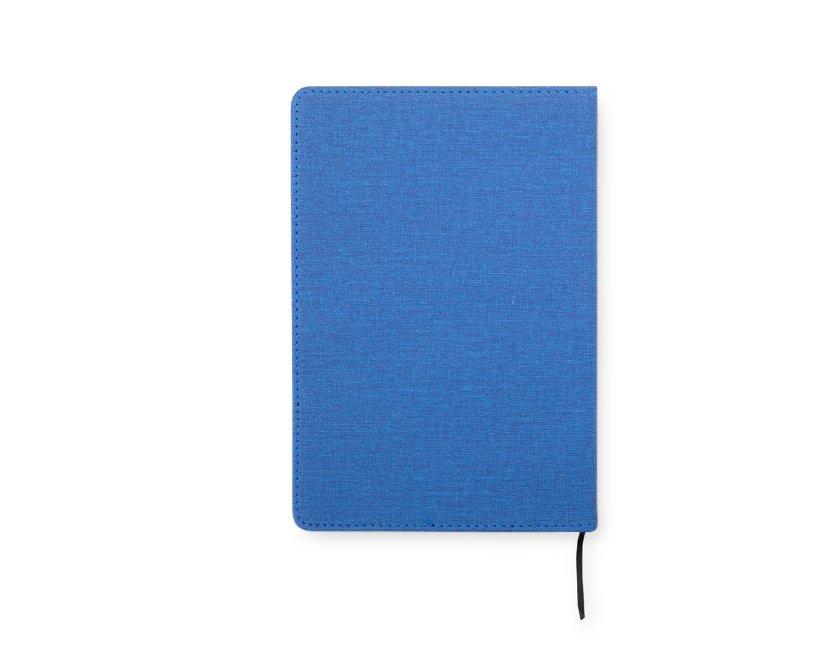 A nossa caderneta traz funcionalidade e estilo em um design leve e prático. Feita em rPET, com cerca de 96 folhas brancas pautadas, é perfeita para anotações, e conta com um suporte na capa feito de papelão, com revestimento similar ao bambu, ideal para manter o aparelho celular firme. A capa dobrável e flexível facilita o transporte, e o marcador de página em cetim agrega um toque de sofisticação.