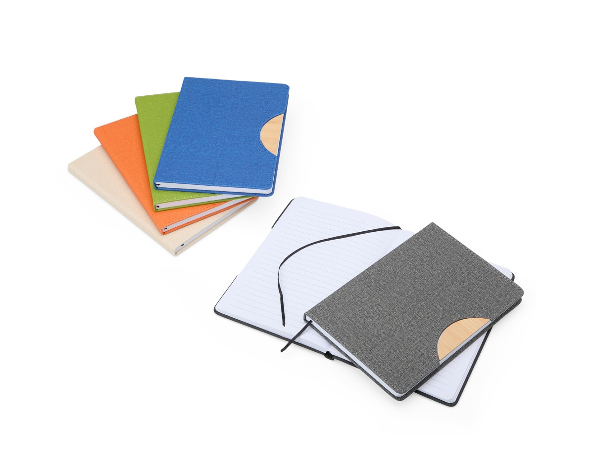 A nossa caderneta traz funcionalidade e estilo em um design leve e prático. Feita em rPET, com cerca de 96 folhas brancas pautadas, é perfeita para anotações, e conta com um suporte na capa feito de papelão, com revestimento similar ao bambu, ideal para manter o aparelho celular firme. A capa dobrável e flexível facilita o transporte, e o marcador de página em cetim agrega um toque de sofisticação.