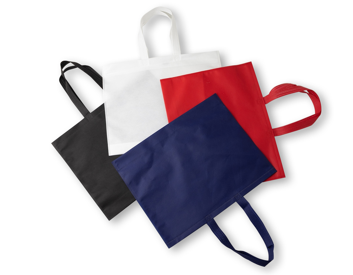 Sacola de TNT com costura termo selada, resistente e leve, ideal para o dia a dia. Seu material reutilizável e ecológico contribui para a redução do uso de plásticos, tornando-a uma excelente opção sustentável. Perfeita para eventos, feiras e compras, possui design versátil e pode ser personalizada. Prática e durável, oferece excelente custo-benefício para quem busca funcionalidade e consciência ambiental