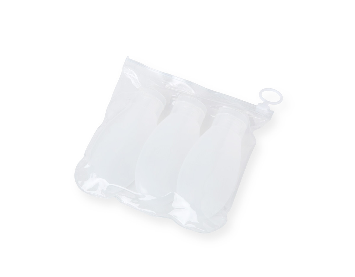 O kit viagem 3 peças é a escolha perfeita para quem busca praticidade e organização durante as viagens. O conjunto inclui três frascos plásticos de 60ml, ideais para transportar líquidos e produtos de higiene pessoal, respeitando as normas de segurança para viagens aéreas. O estojo de PVC com ziplock mantém os itens organizados e seguros, além de evitar que a umidade espalhe para a área externa, caso os itens estejam molhados.