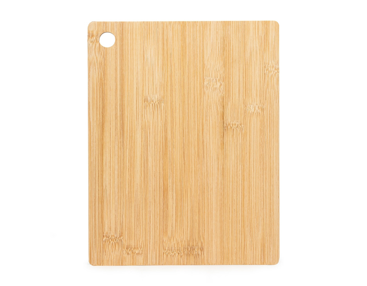 A tábua de corte é feita de bambu, um material resistente e sustentável. Ela possui uma canaleta ao redor para coletar líquidos e evitar sujeira. Além disso, conta com um acesso para gancho, facilitando o armazenamento e a organização na cozinha, tornando-a prática e funcional para o uso diário.
