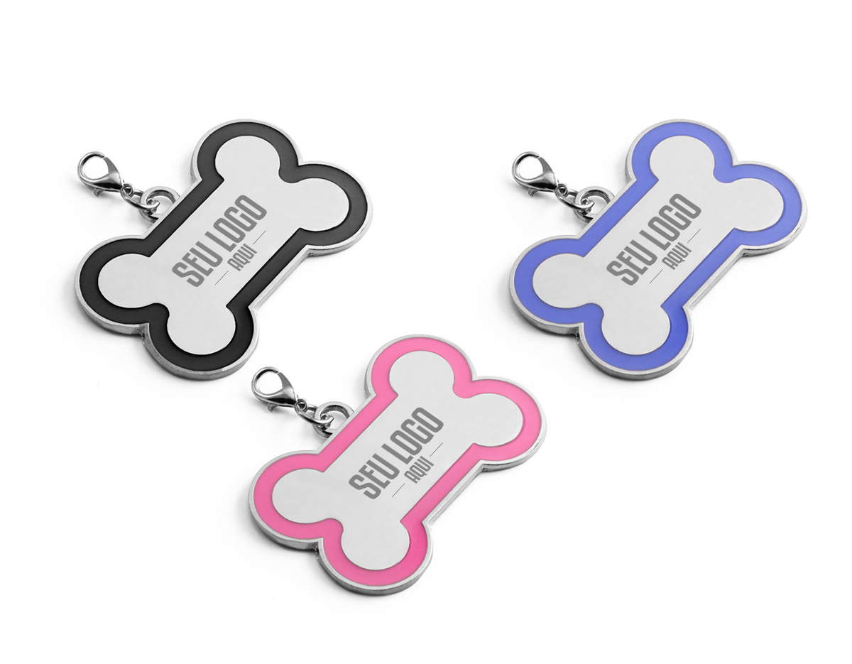 Este chaveiro em formato de osso é decorado com linha colorida ao redor, oferecendo um toque personalizado. É uma opção prática e charmosa para identificar o seu animal de estimação, além de ser fácil de prender à coleira, garantindo mais segurança e estilo para o dia a dia do seu pet.