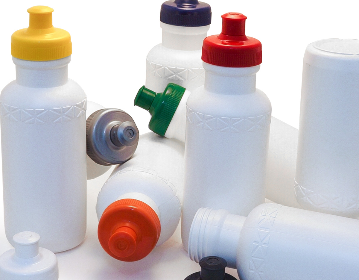 Squeeze de 500ml feito em plástico resistente, ideal para hidratação no dia a dia ou em atividades físicas. Possui detalhe em relevo na parte superior para melhor pegada e tampa de bico em plástico com rosqueamento seguro. Leve, prático e funcional.