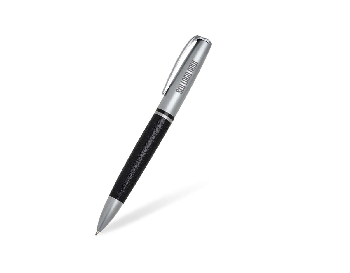 Caneta metálica com elegante detalhe em couro sintético, ideal para quem busca sofisticação na escrita. Possui carga esferográfica azul e acionamento por rotação. Design refinado, confortável e durável, perfeita para uso profissional ou para presentear.