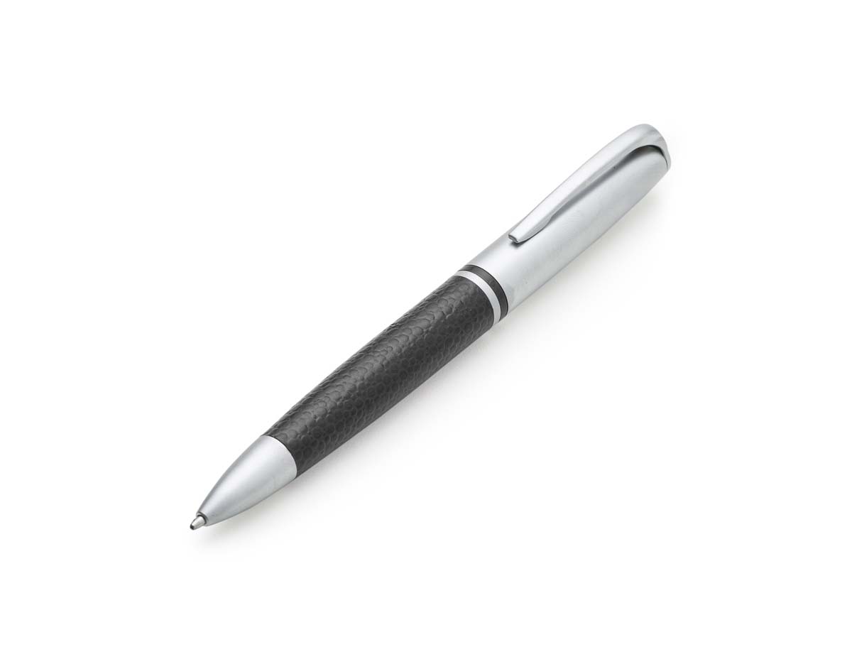 Caneta metálica com elegante detalhe em couro sintético, ideal para quem busca sofisticação na escrita. Possui carga esferográfica azul e acionamento por rotação. Design refinado, confortável e durável, perfeita para uso profissional ou para presentear.