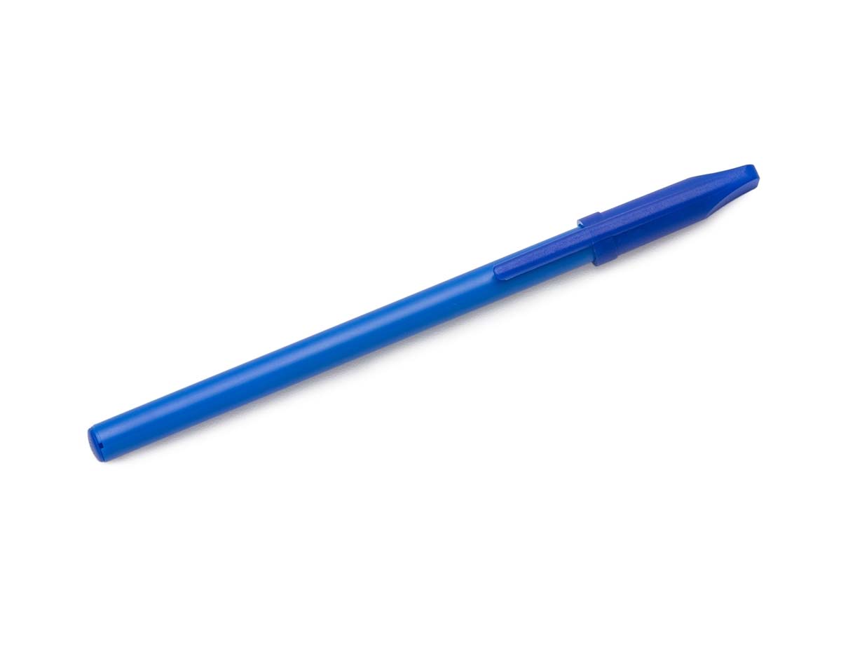 Caneta plástica com tampa, leve e prática para o dia a dia. Possui carga esferográfica azul, proporcionando escrita suave e contínua. Ideal para uso escolar, profissional ou pessoal.