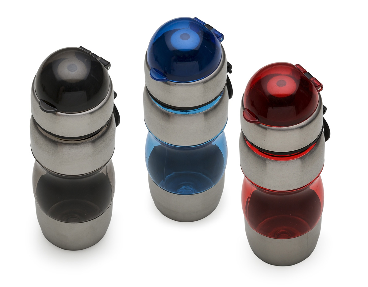 Squeeze de alumínio 450ml com alça plástica e detalhes coloridos. Possui tampa de bico e tampa protetora de plástico resistente.