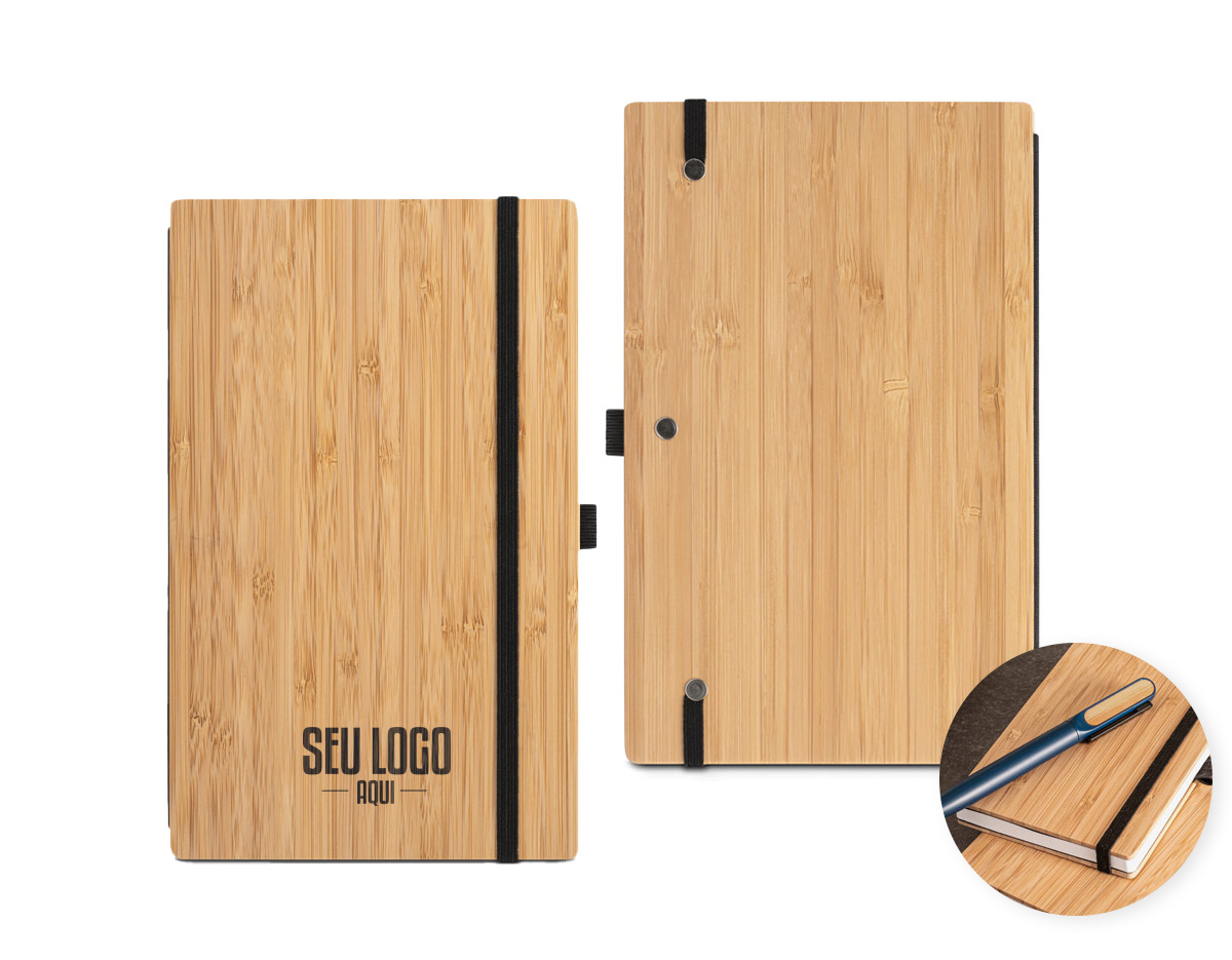 Caderno de bolso de capa e contracapa em placa de bambu e lombada em poliéster 100% reciclado (100% rPET). O interior contém 80 folhas lisas com papel reciclado, suporte para esferográfica (não inclusa) e elástico para fecho do caderno. A cor e o resultado da impressão nos materiais naturais pode variar entre produtos. 90 x 140 mm