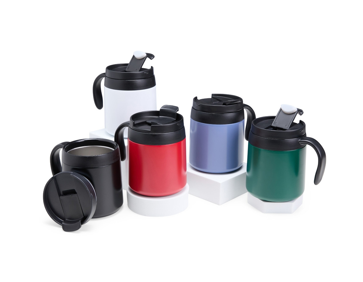 Caneca térmica em inox 304 com parede dupla e 350ml. Tampa de encaixe com bocal, alça plástica confortável e base antiderrapante. Perfeita para manter sua bebida quente por mais tempo.