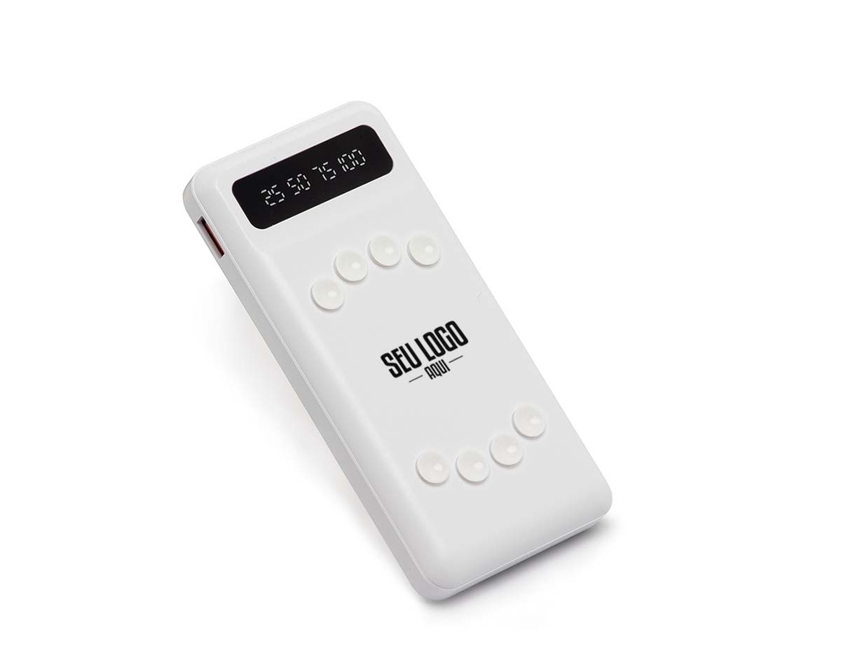 Carregador power bank de 10.000mAh com lanternas e múltiplas saídas. Fabricado em plástico com display integrado, este power bank vem equipado com quatro cabos de carregamento, eliminando a necessidade de transportar cabos extras. Compatível com entradas V8, Tipo-C, Lightning e USB, ele oferece praticidade absoluta. Para um transporte conveniente e seguro, o power bank possui ventosas para fixação do celular e uma capacidade real de 6.000mAh para manter os dispositivos sempre carregados.. Acompanha cabo USB-V8.