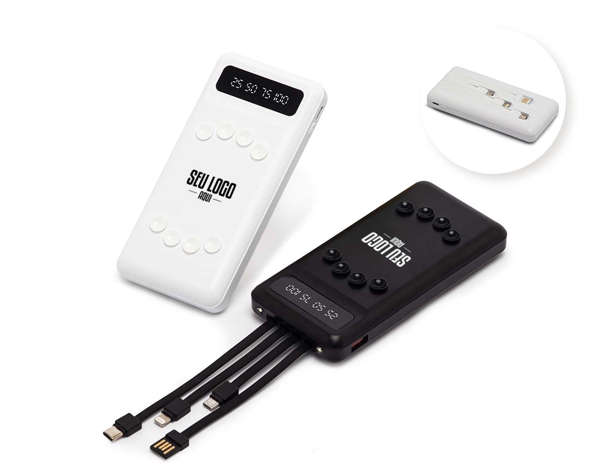 Carregador power bank de 10.000mAh com lanternas e múltiplas saídas. Fabricado em plástico com display integrado, este power bank vem equipado com quatro cabos de carregamento, eliminando a necessidade de transportar cabos extras. Compatível com entradas V8, Tipo-C, Lightning e USB, ele oferece praticidade absoluta. Para um transporte conveniente e seguro, o power bank possui ventosas para fixação do celular e uma capacidade real de 6.000mAh para manter os dispositivos sempre carregados.. Acompanha cabo USB-V8.