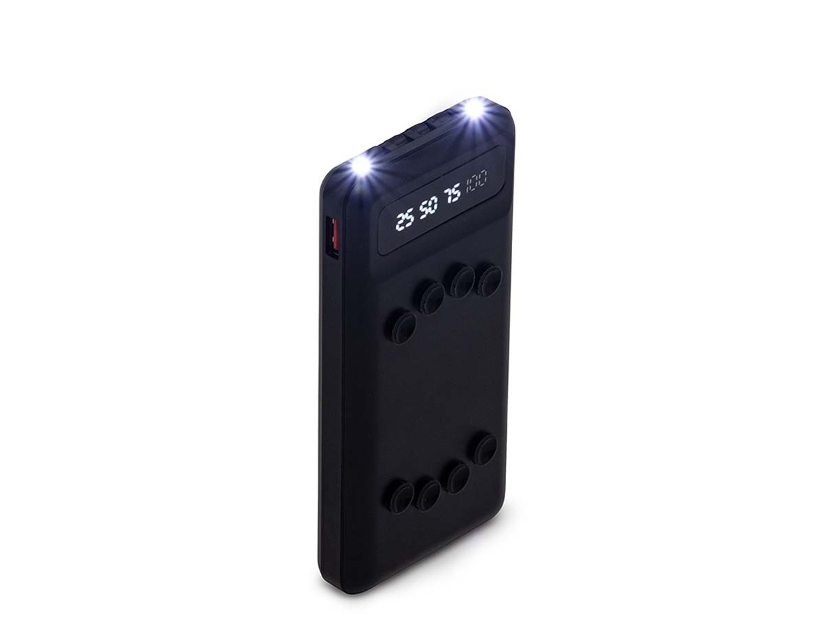 Carregador power bank de 10.000mAh com lanternas e múltiplas saídas. Fabricado em plástico com display integrado, este power bank vem equipado com quatro cabos de carregamento, eliminando a necessidade de transportar cabos extras. Compatível com entradas V8, Tipo-C, Lightning e USB, ele oferece praticidade absoluta. Para um transporte conveniente e seguro, o power bank possui ventosas para fixação do celular e uma capacidade real de 6.000mAh para manter os dispositivos sempre carregados.. Acompanha cabo USB-V8.