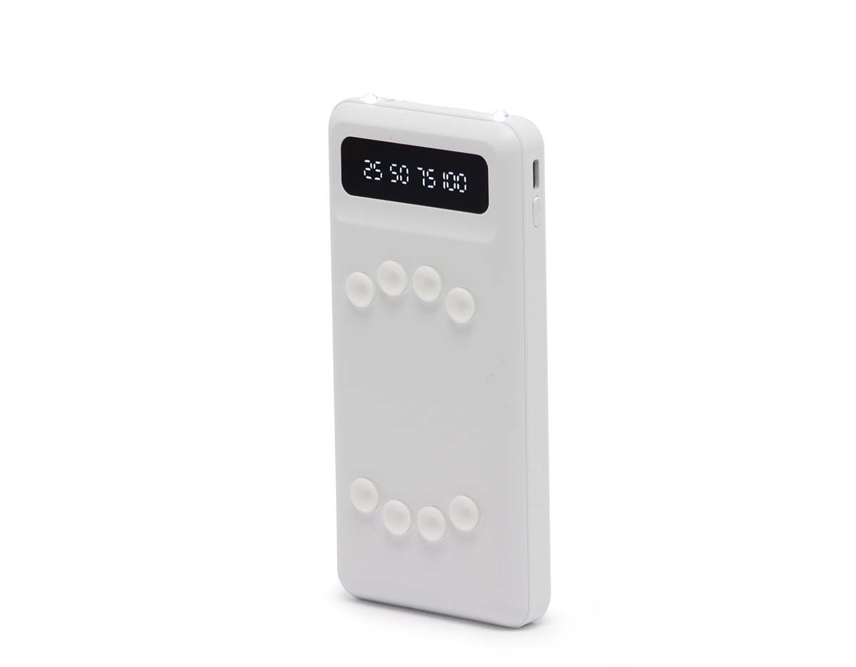 Carregador power bank de 10.000mAh com lanternas e múltiplas saídas. Fabricado em plástico com display integrado, este power bank vem equipado com quatro cabos de carregamento, eliminando a necessidade de transportar cabos extras. Compatível com entradas V8, Tipo-C, Lightning e USB, ele oferece praticidade absoluta. Para um transporte conveniente e seguro, o power bank possui ventosas para fixação do celular e uma capacidade real de 6.000mAh para manter os dispositivos sempre carregados.. Acompanha cabo USB-V8.