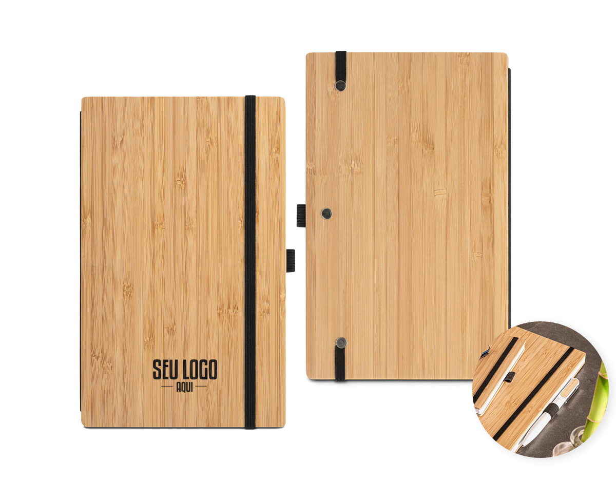 Caderno A5 de capa e contracapa em placa de bambu e lombada em poliéster 100% reciclado (100% rPET). O interior contém 96 folhas pautadas com papel reciclado, suporte para esferográfica (não inclusa) e elástico para fecho do caderno. A cor e o resultado da impressão nos materiais naturais pode variar entre produtos. 140 x 210 mm
