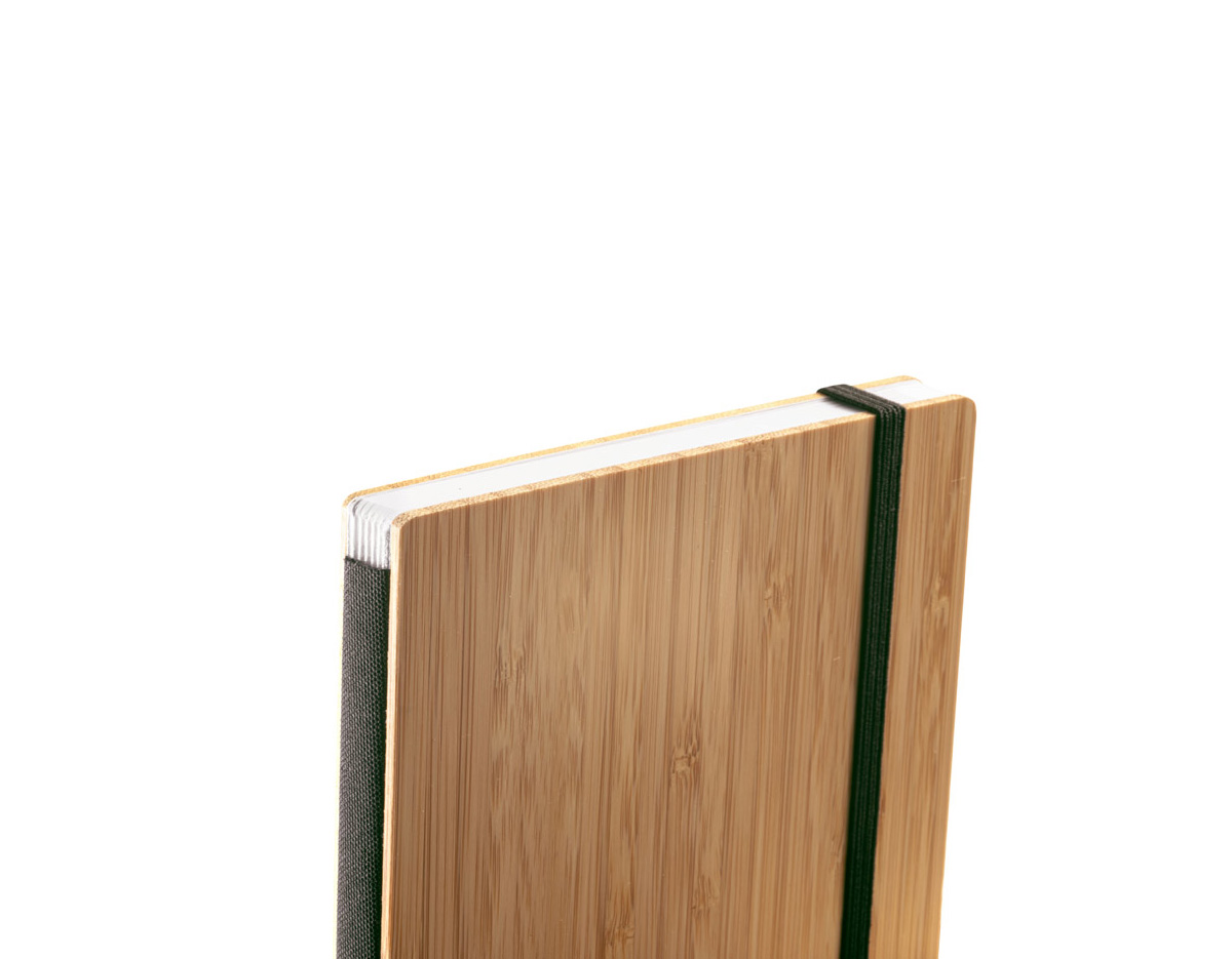 Caderno A5 de capa e contracapa em placa de bambu e lombada em poliéster 100% reciclado (100% rPET). O interior contém 96 folhas pautadas com papel reciclado, suporte para esferográfica (não inclusa) e elástico para fecho do caderno. A cor e o resultado da impressão nos materiais naturais pode variar entre produtos. 140 x 210 mm