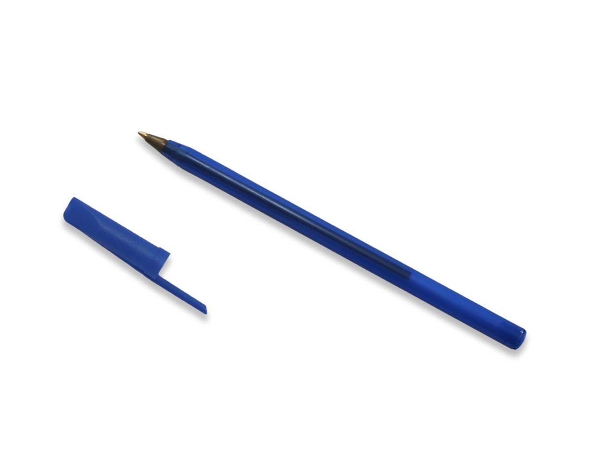 Caneta plástica com design moderno e tampa protetora. Possui carga esferográfica azul de escrita suave e duradoura. Ideal para o dia a dia, brindes e uso corporativo.
