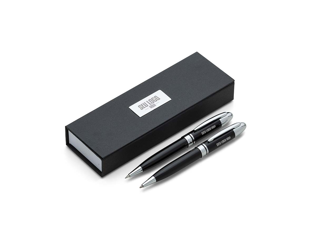 Conjunto com caneta e lapiseira em estojo cartonado com placa para personalização. Clip metálico, detalhes sofisticados e acionamento por giro. Interior com espuma para melhor apresentação.