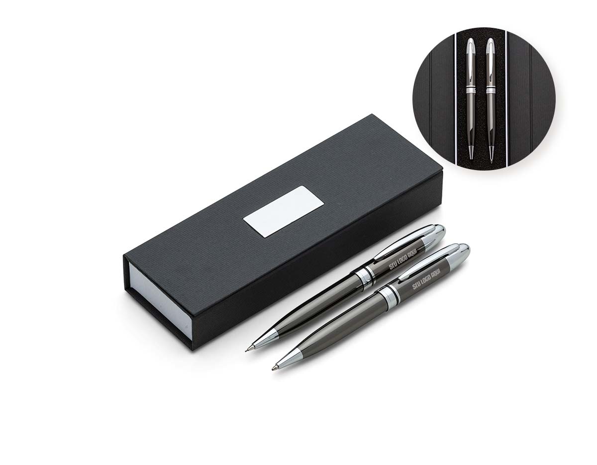 Conjunto com caneta e lapiseira em estojo cartonado com placa para personalização. Clip metálico, detalhes sofisticados e acionamento por giro. Interior com espuma para melhor apresentação.